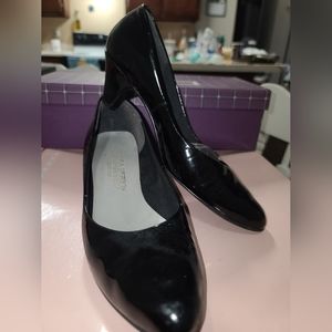 Socialites Size 6 Black Patent Pumps